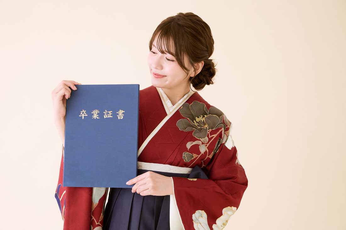 卒業袴 ポージング参考 卒業証書（冊子）