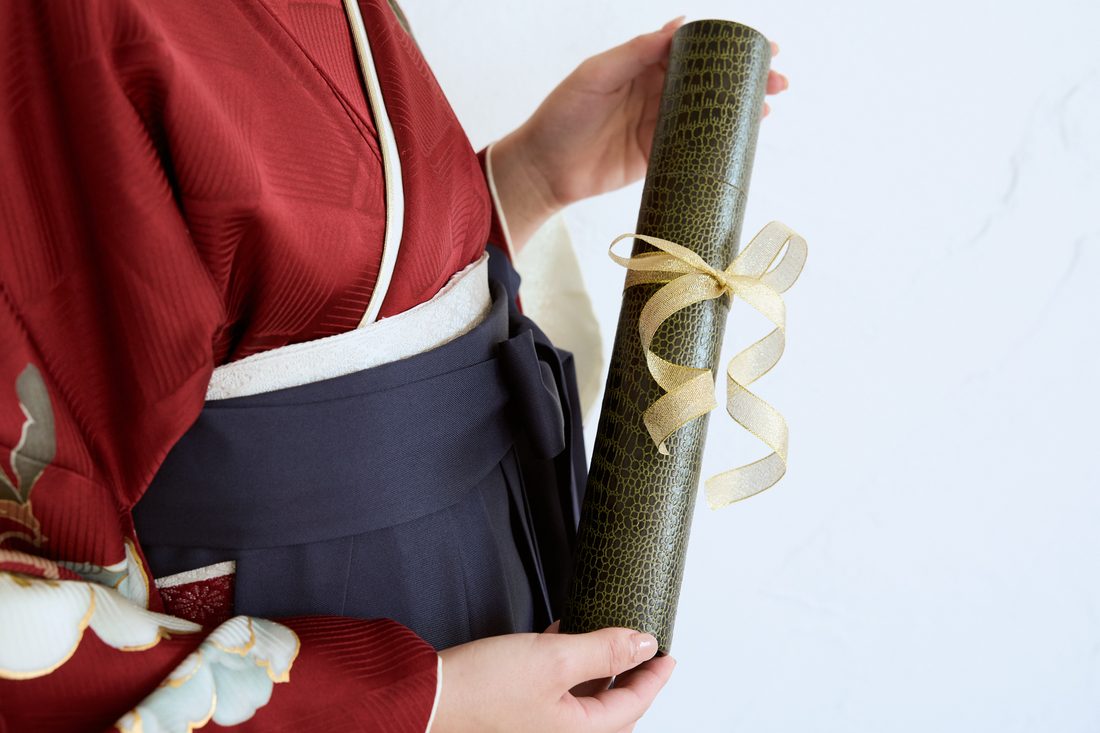 卒業袴 ポージング参考 卒業証書（巻物）
