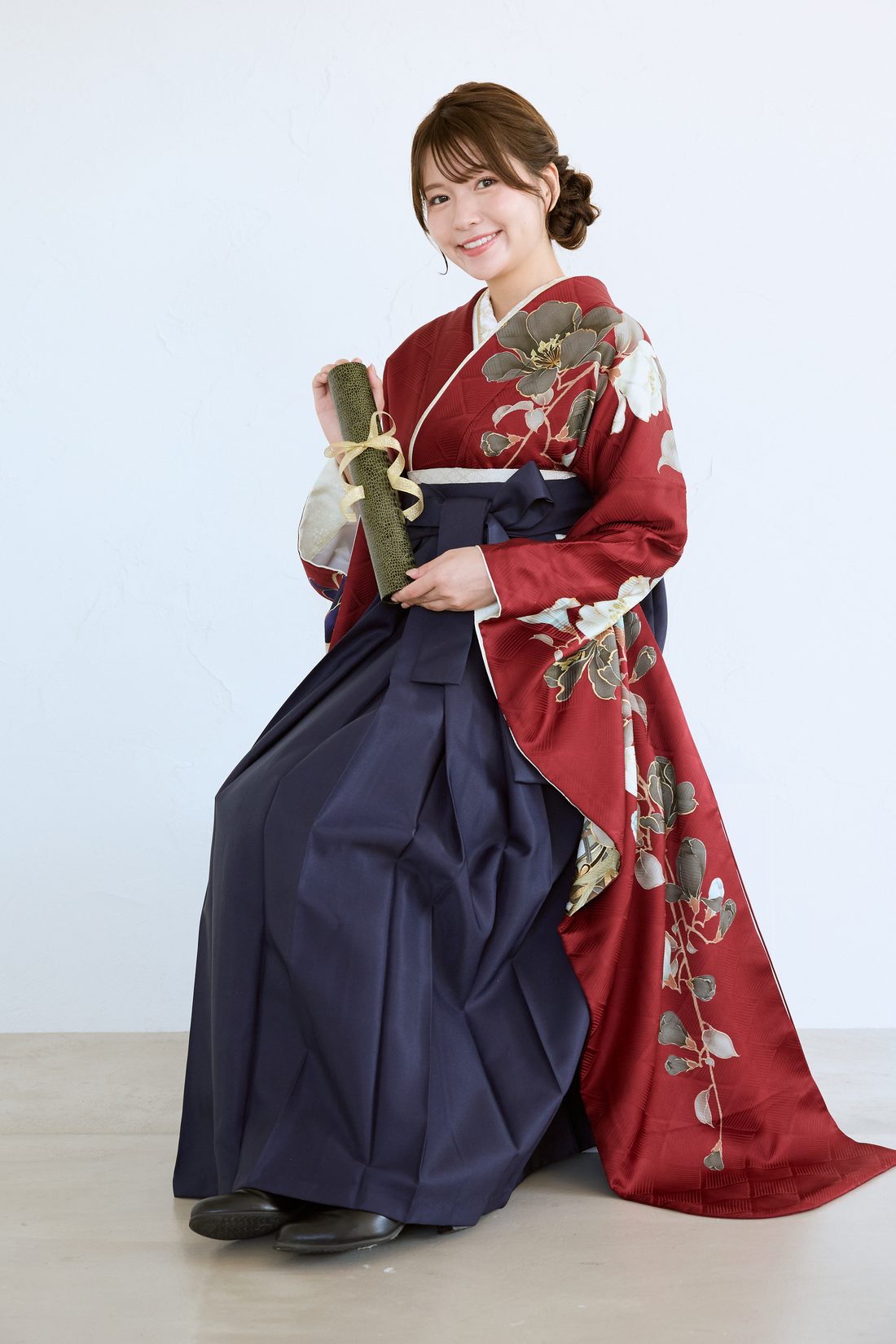 卒業袴 ポージング参考 卒業証書（巻物）