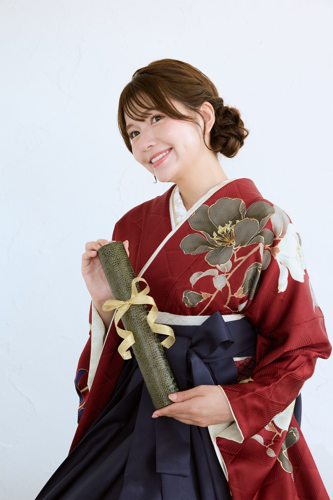 卒業袴 ポージング参考 卒業証書（巻物）