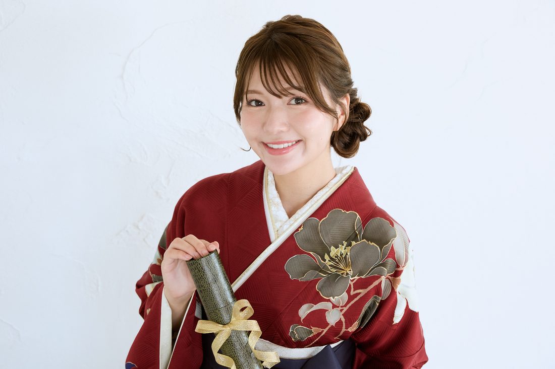 卒業袴 ポージング参考 卒業証書（巻物）
