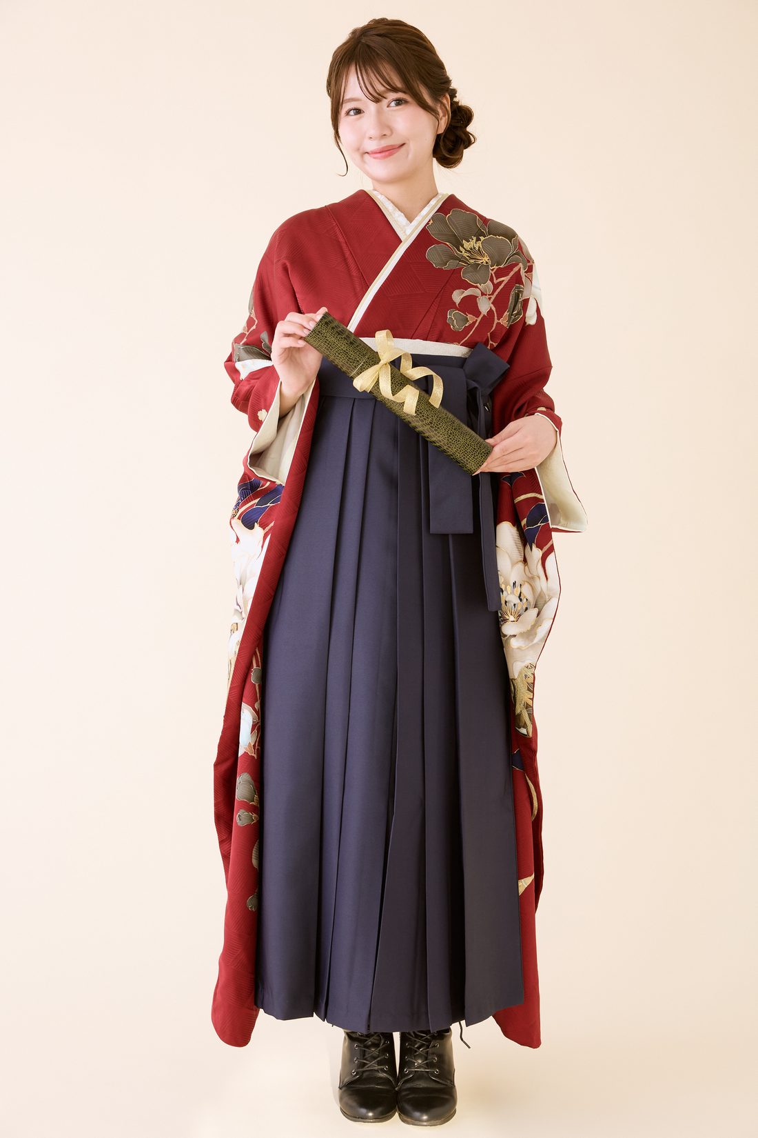卒業袴 ポージング参考 卒業証書（巻物）