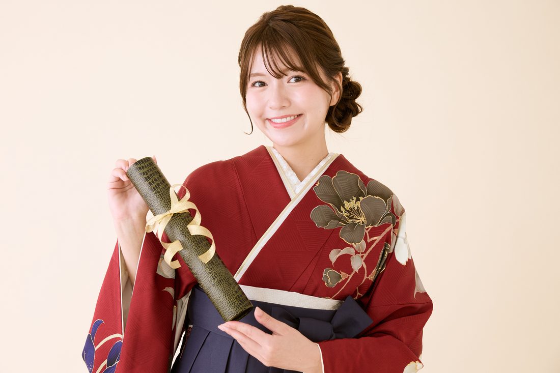 卒業袴 ポージング参考 卒業証書（巻物）