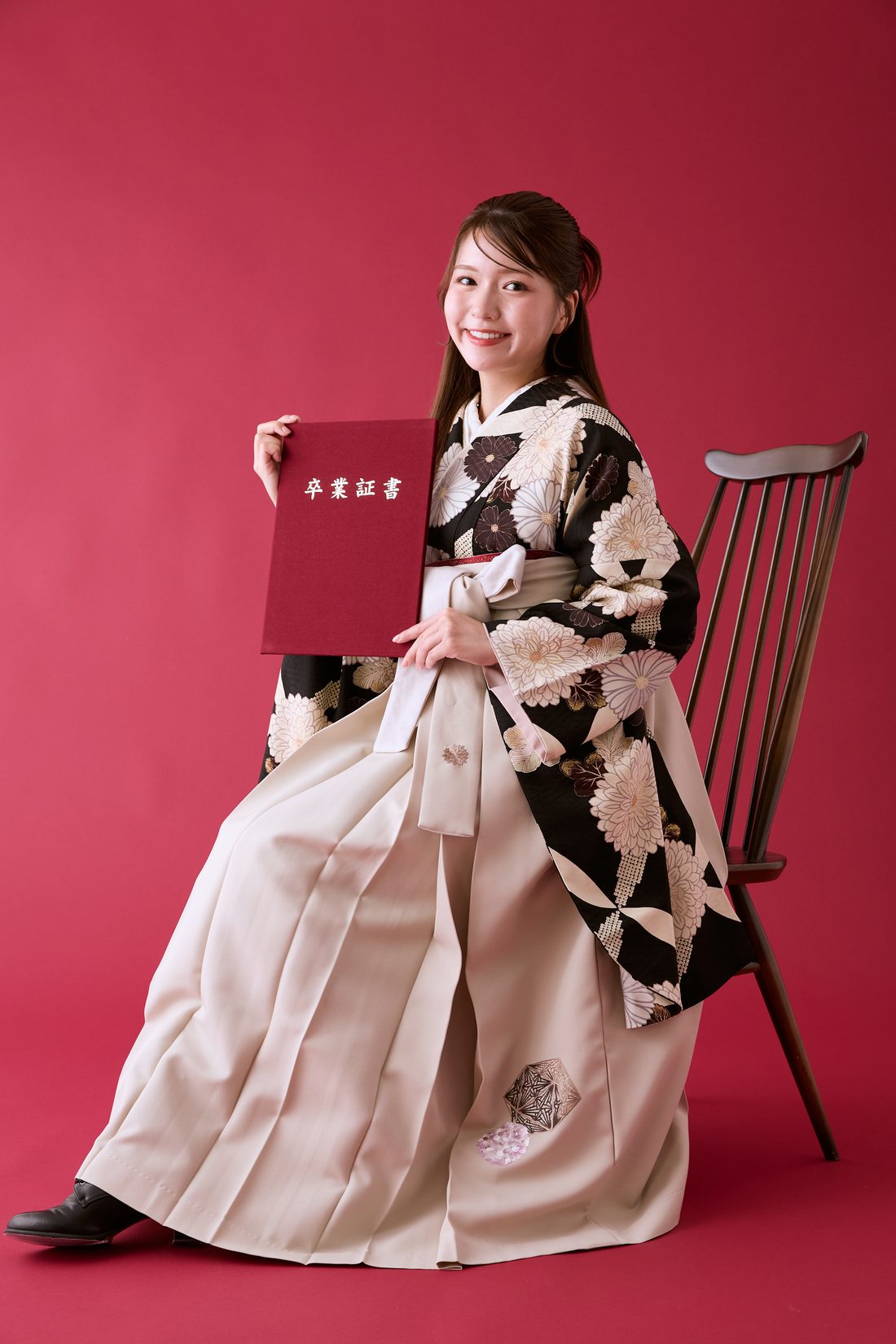 卒業袴 ポージング参考 座る（椅子）