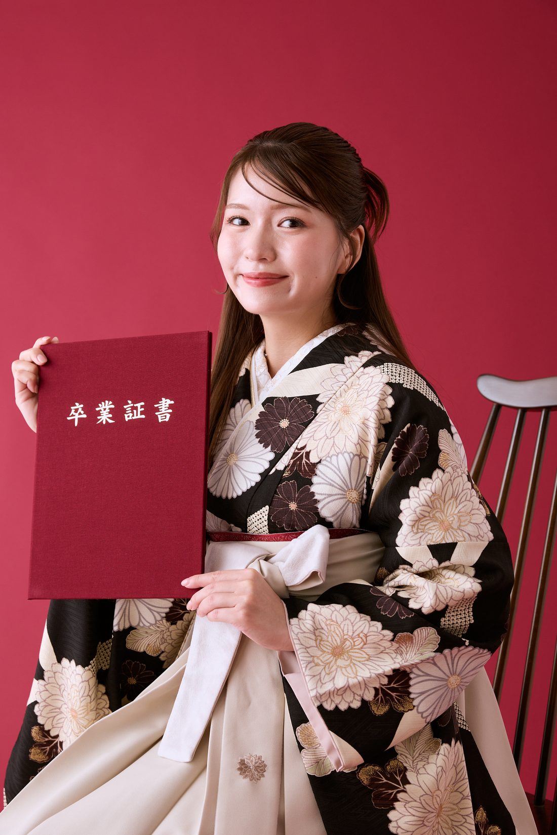 卒業袴 ポージング参考 座る（椅子）