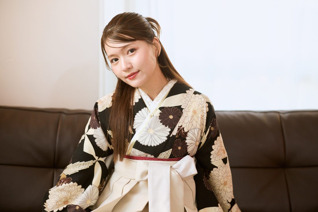 卒業袴 ポージング参考 座る（ソファ）