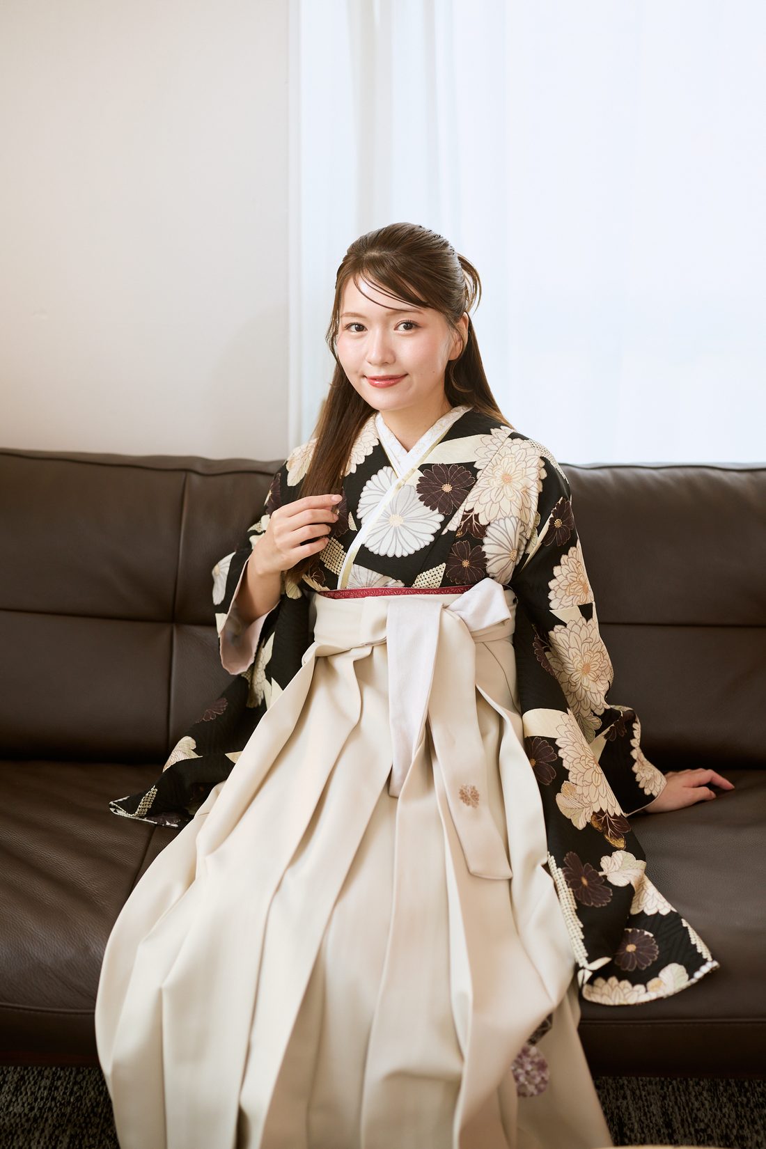 卒業袴 ポージング参考 座る（ソファ）