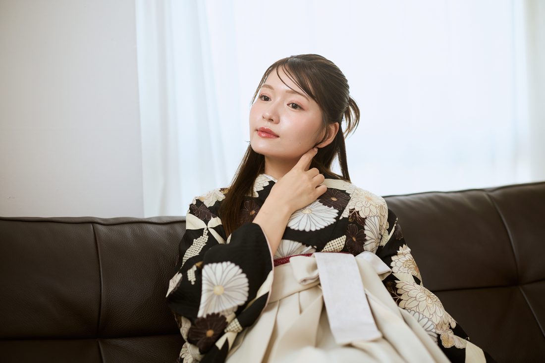 卒業袴 ポージング参考 座る（ソファ）